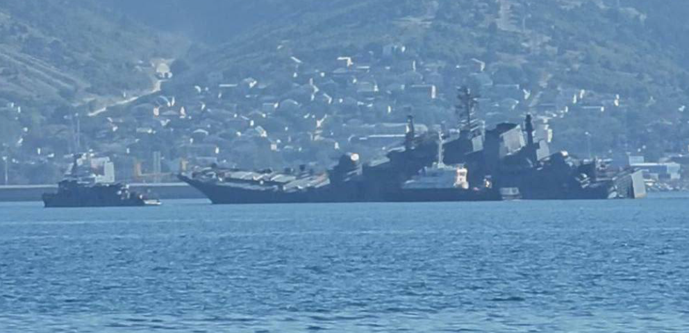 russia’s the Olenegorsky Gornyak large landing ship hit by a Ukrainian kamikaze boat is being towed after the meeting with Ukrainian USV, Defense Express