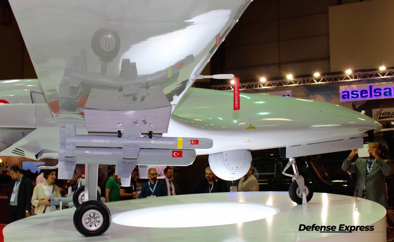 Archive photo: a Bayraktar TB2 UCAV equipped with MAM-L and MAM-C smart airbombs at an international expo / Defense Express / Ukraine's New Guided Airbomb is Made on 3D Printer and Inspired by Turkish MAM-L