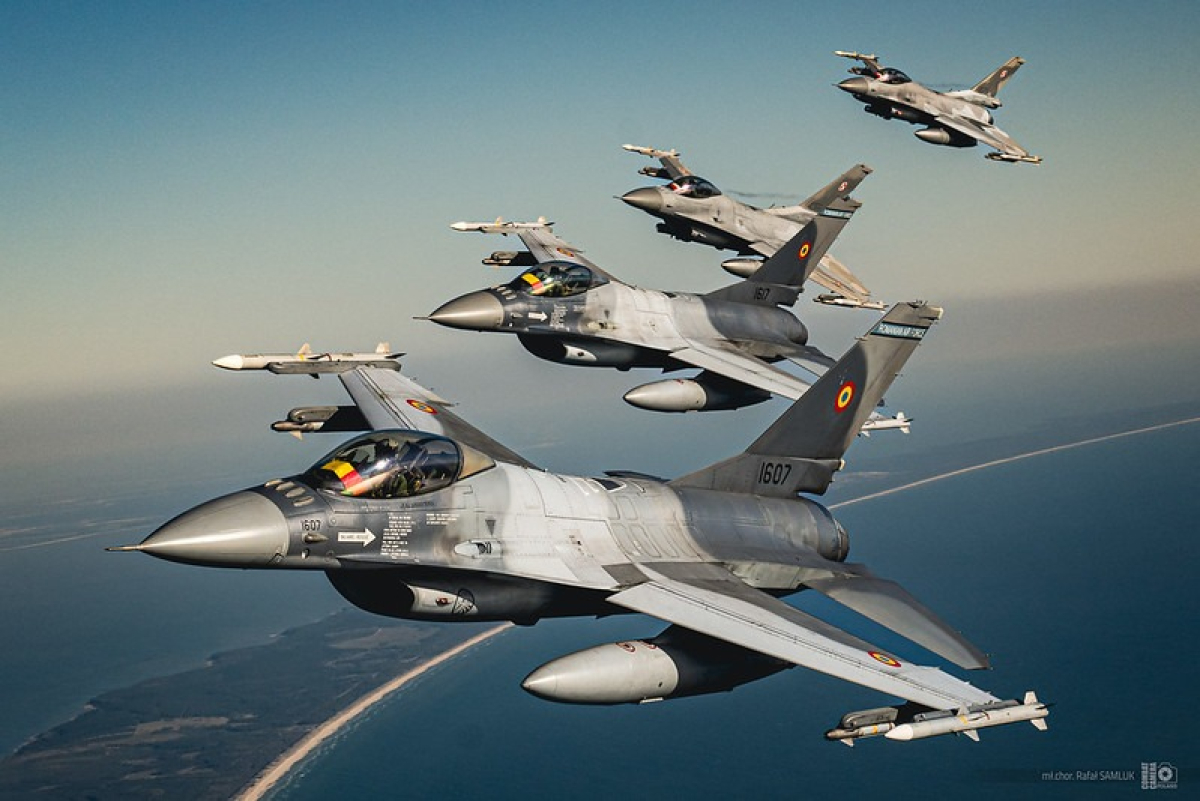 Romanian F-16 fighters / Defense Express / Romania Receives 18 F-16s For Training Ukrainian Pilots But Also a Pain in Tow