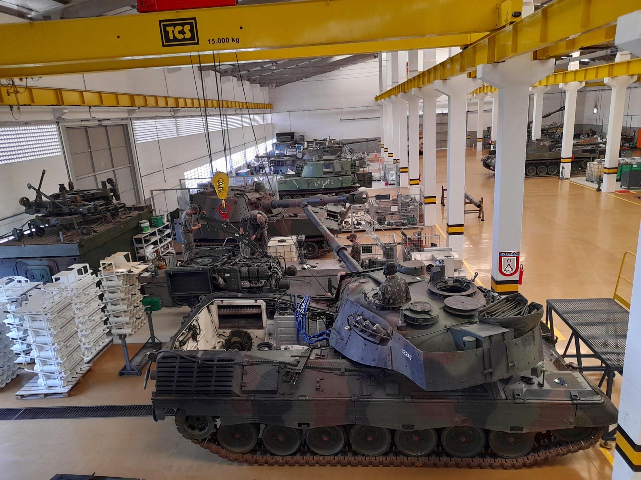 Leoparfd 1A5BR tanks in maintenance / Brazil Cannot Modernize Own Leopard 1 Tanks Because Spare Parts Now Go to Ukraine / Defense Express