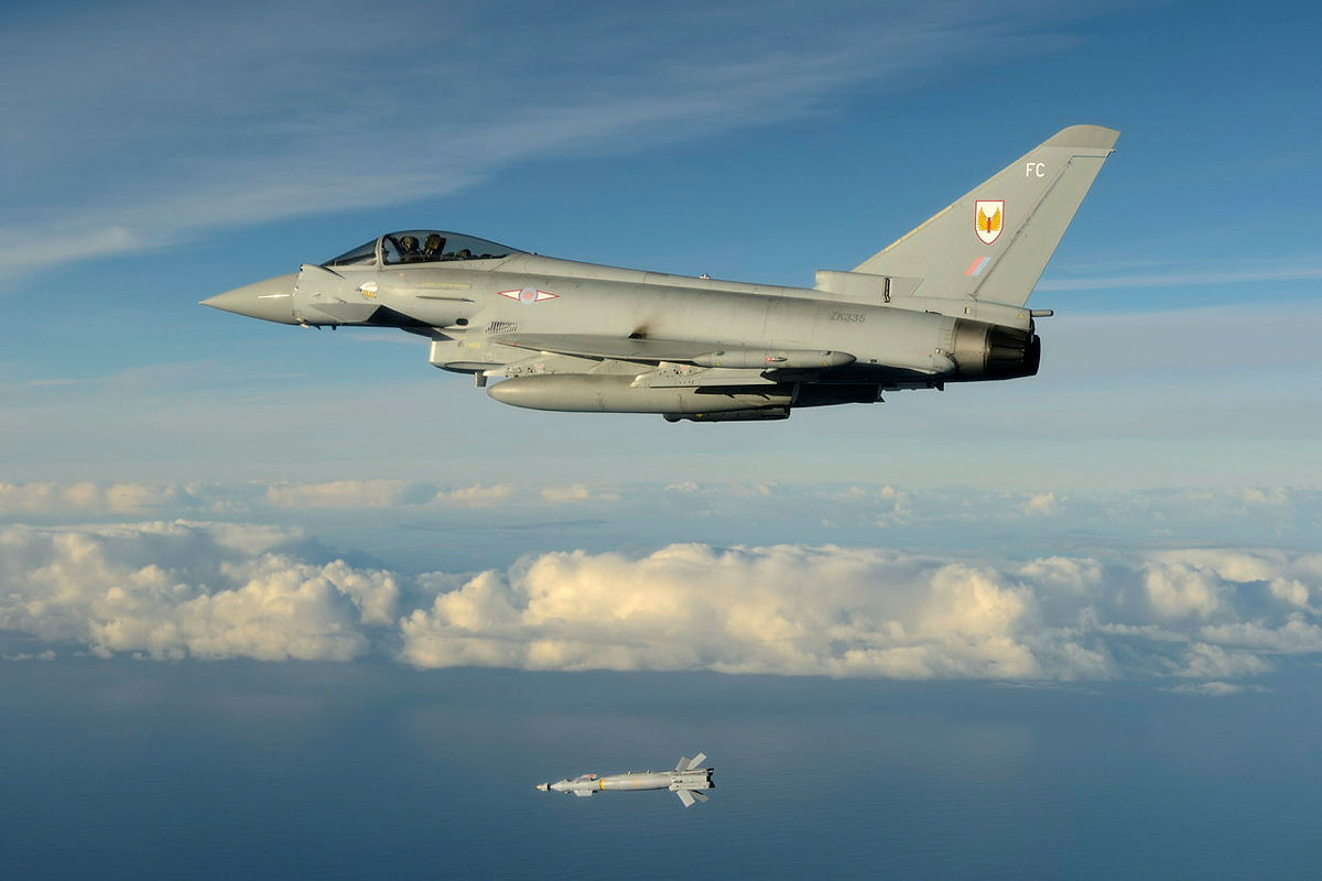 UK Royal Air Force Typhoon drops a Paveway IV bomb / Defense Express / Britain Knows How to Increase the Range of Paveway IV if those are Supplied to Ukraine