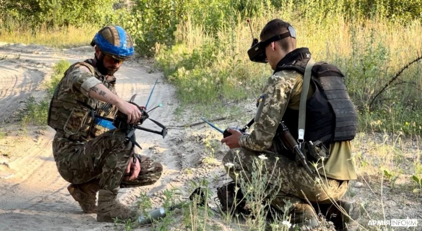 Ukrainian paratroopers are armed with various types of UAVs, Ukrainian Air Assault Troops Show How They Destroying Enemy With Attack UAVs б Defense Express