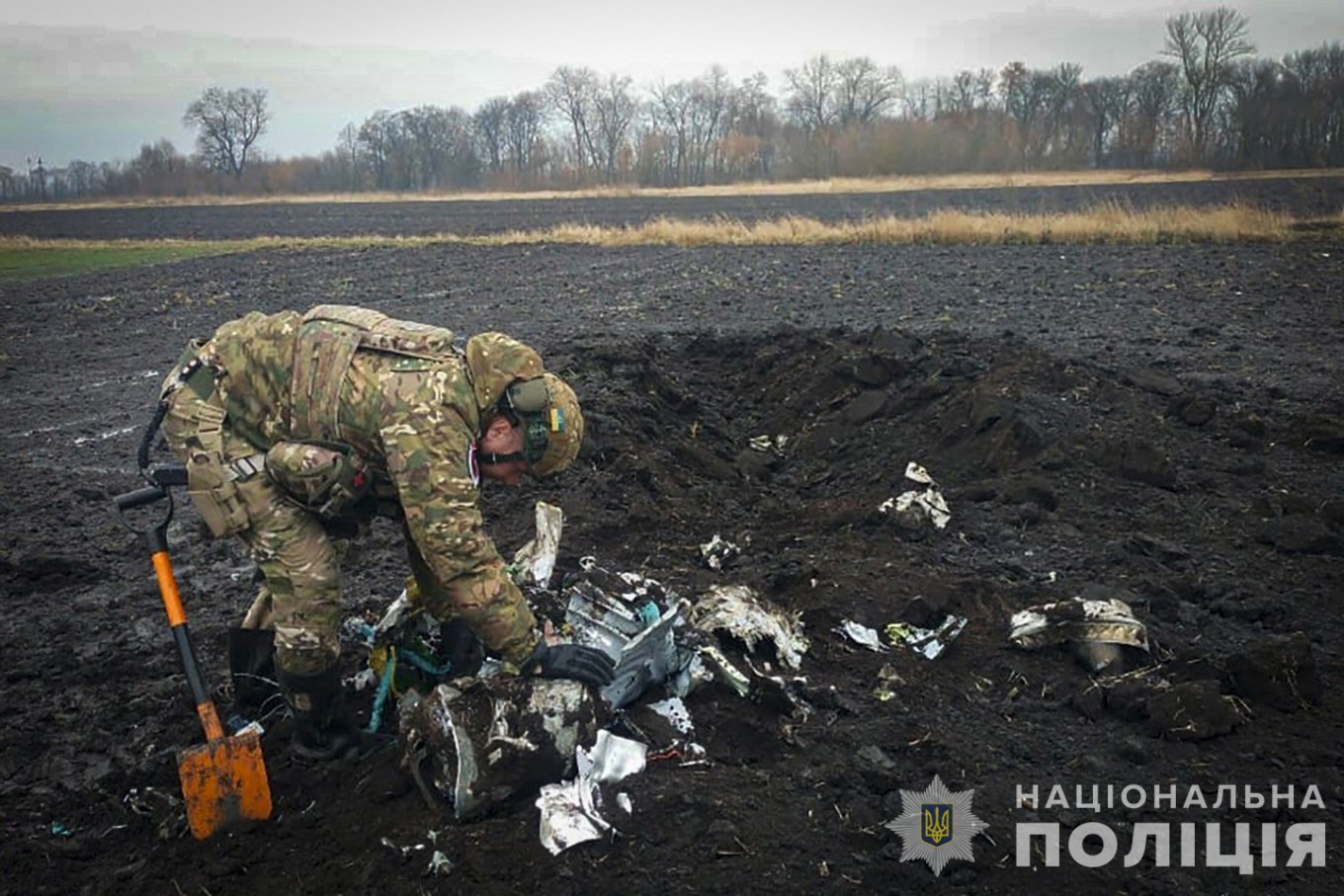 Ukrainian police safely dismantle 280 kg warhead in a plowed field Defense Express The Explosive Ordnance Disposal Team Neutralizes russian Kh-59 Missile in Sumy Region (Photos)