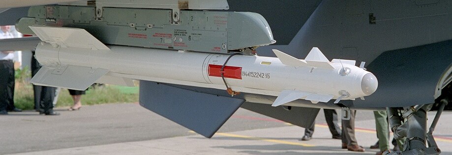 R-73 missile under wing of an aircraft / Defense Express / Magura V5 Sea Drone with R-73 Missiles is Remarkably Simple, and That's the Best Thing About it