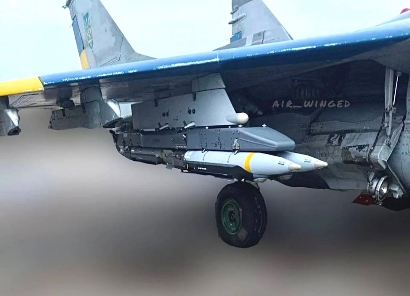 A MiG-29 with Small Diameter Bombs, attached via adapter / Defense Express / How Ukraine's MiG-29s Were Adapted For SDB Bombs (Photo)