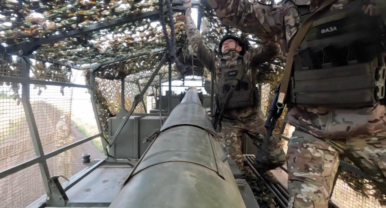 russian wheeled self-propelled howitzer 2S44 / Defense Express / Ukraine Created Anti-Drone Protection For Caesar Howitzers — Does It Actually Work?