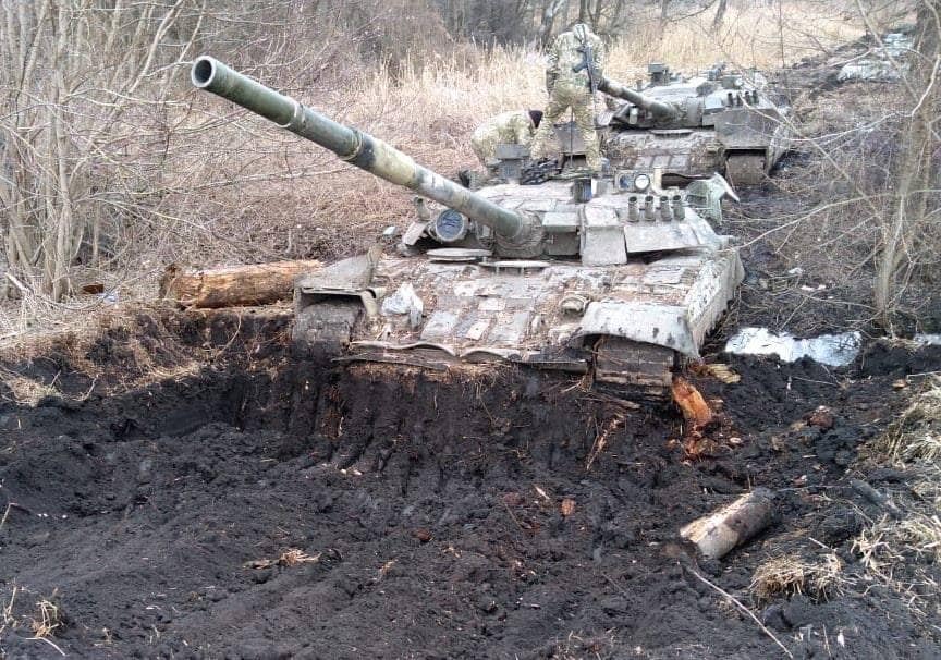 General Staff of the Armed Forces of Ukraine posts footage of digging out Russia’s tanks from mud