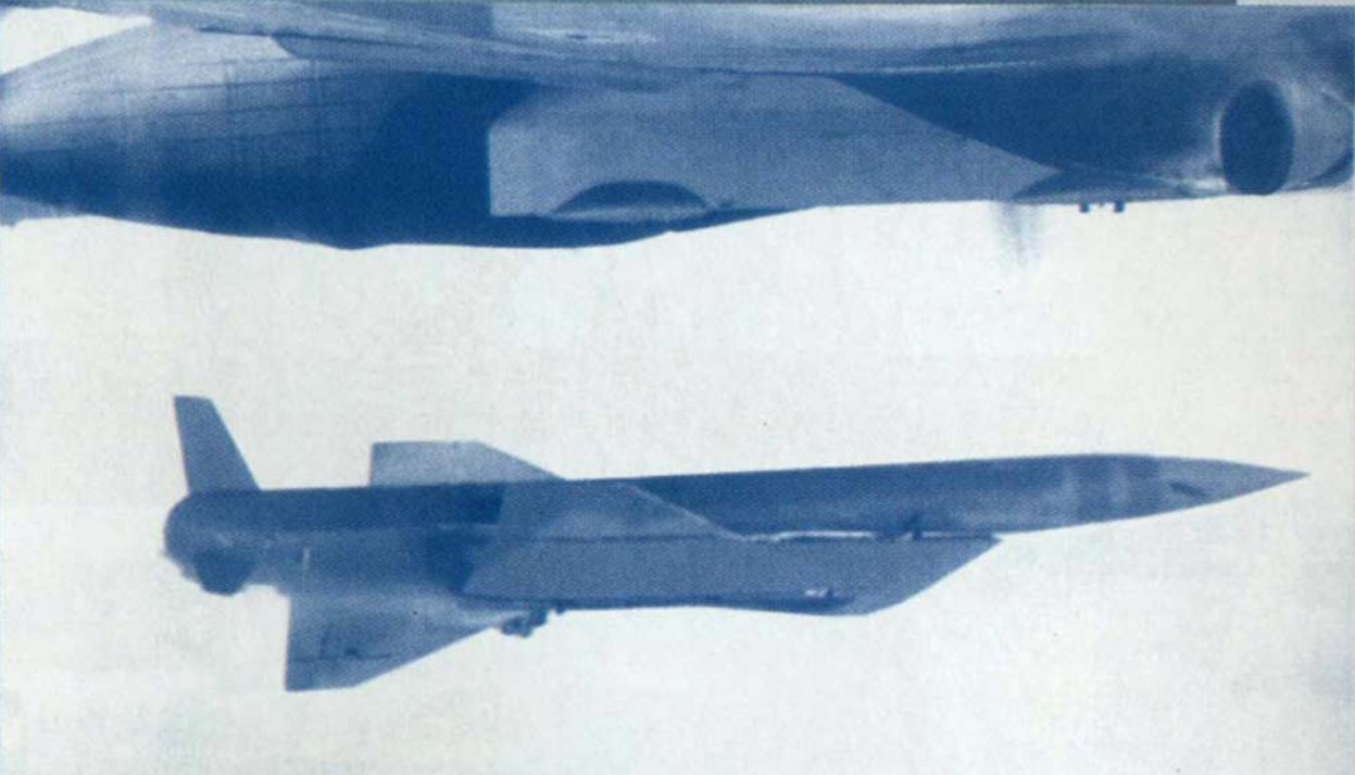 The moment a P-750 separates from a Tu-95MA / Defense Express / P-750 Meteorit Strategic Missile: USSR's Last Ambitious Weapon with Plasma and a 6-Ton Booster