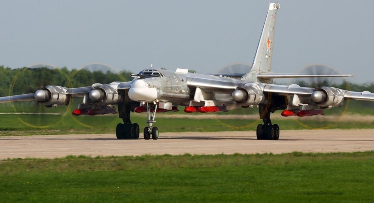 The Security Service of Ukraine announced the destruction of a Tu-95 strategic bomber at Engels airfield. russia’s Tu-95MS strategic bomber with Kh-101 cruise missiles