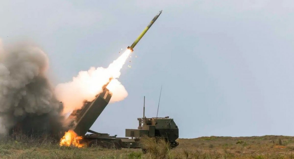 The US Army M142 HIMARS fires at a target ship during the SINKEX Balikatan 2023 exercise / Credits: U.S. Marine Corps photo by Sgt. Samuel Fletcher