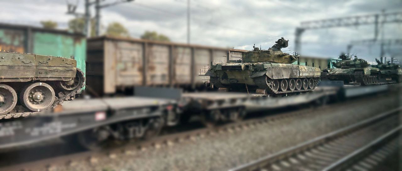 Why Does russia Want to Renew the Production of T-80 Tank, russians are transporting the T-80UD removed from conservation by rail, September 2023, Defense Express