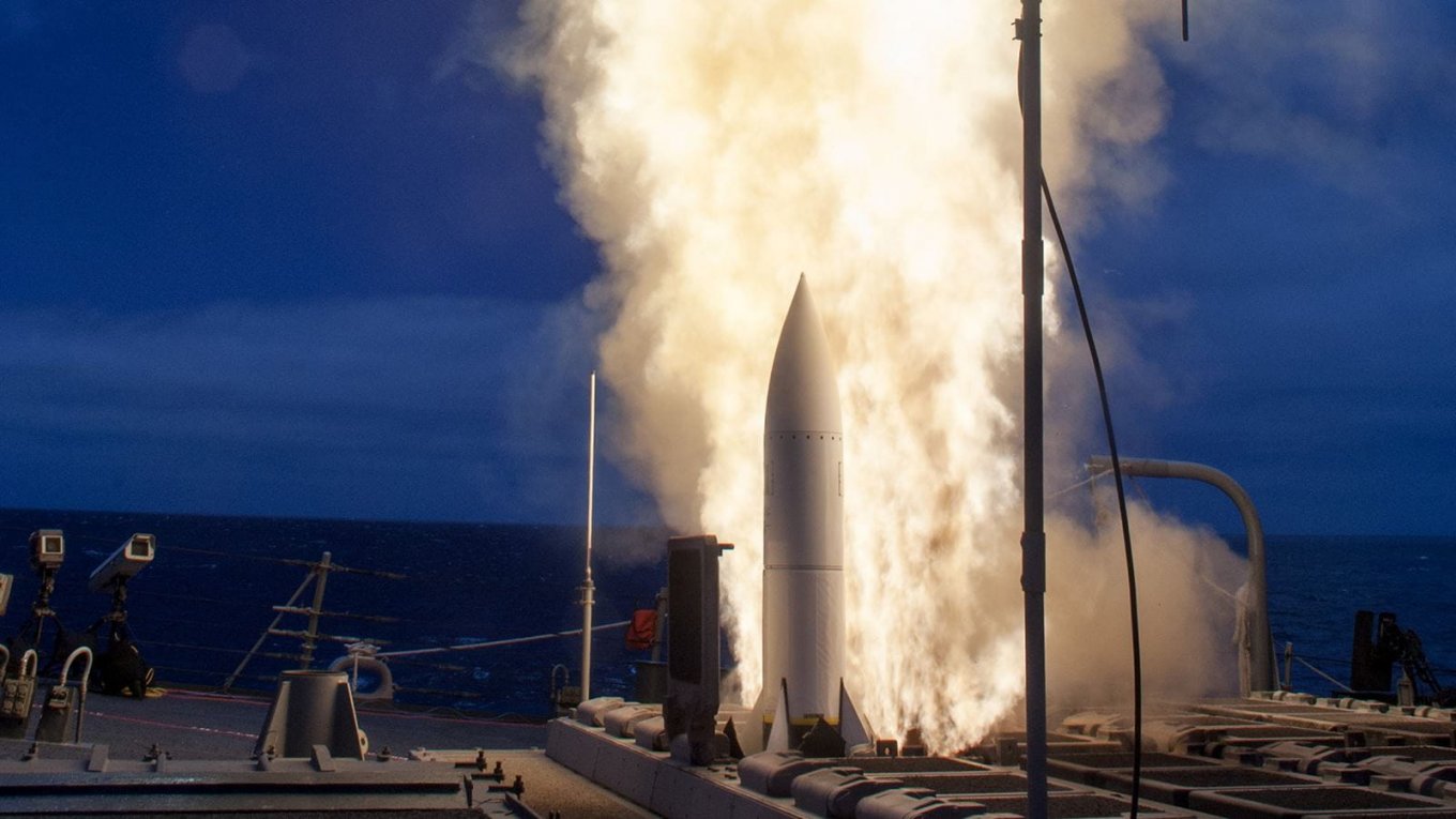 SM-6 surface-to-air missile launch from ship / Photo credit: U.S. DoD