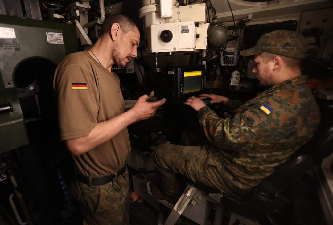 Illustrative photo: a Ukrainian PzH 2000 crew on duty / Defense Express / High-End Howitzer RCH 155 Could Be in Ukraine Within Months, Once Integrated with Kropyva C2 System
