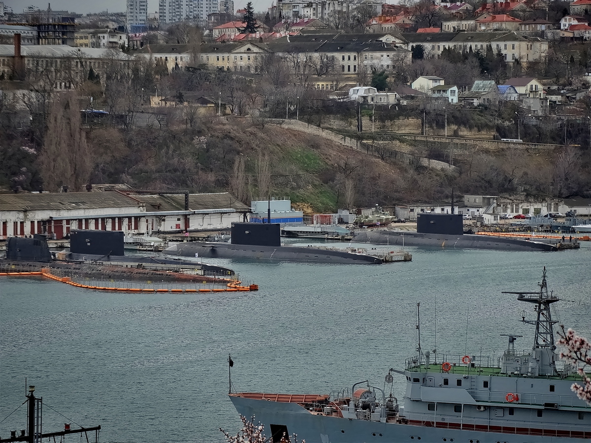 Razzist diesel-electric submarines of project 636.6, which can act as Caliber cruise missiles carriers, and illegally seized Zaporizhzhya submarine of the Ukrainian Navy, Ukraine Need Anti-Submarine Weapons: Invaiders Prepare New Strikes with Caliber Missiles from Submarines, Defense Express