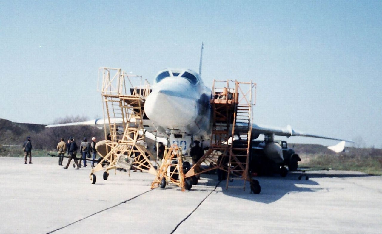 The Kh-22 cruise missile loading on the Tu-22M3 strategic bomber of the Ukrainian Air Force during the drill Defense Express Ukraine Didn’t Give Tu-22M3 Bombers and Kh-22 Missiles to the kremlin, Ukrainian Long-Range Missile Perspective Can be Implemented