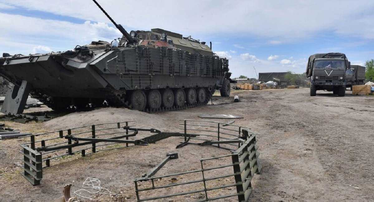 BMP-2 of the russian army equipped with a 675-sb3KDZ protection kit