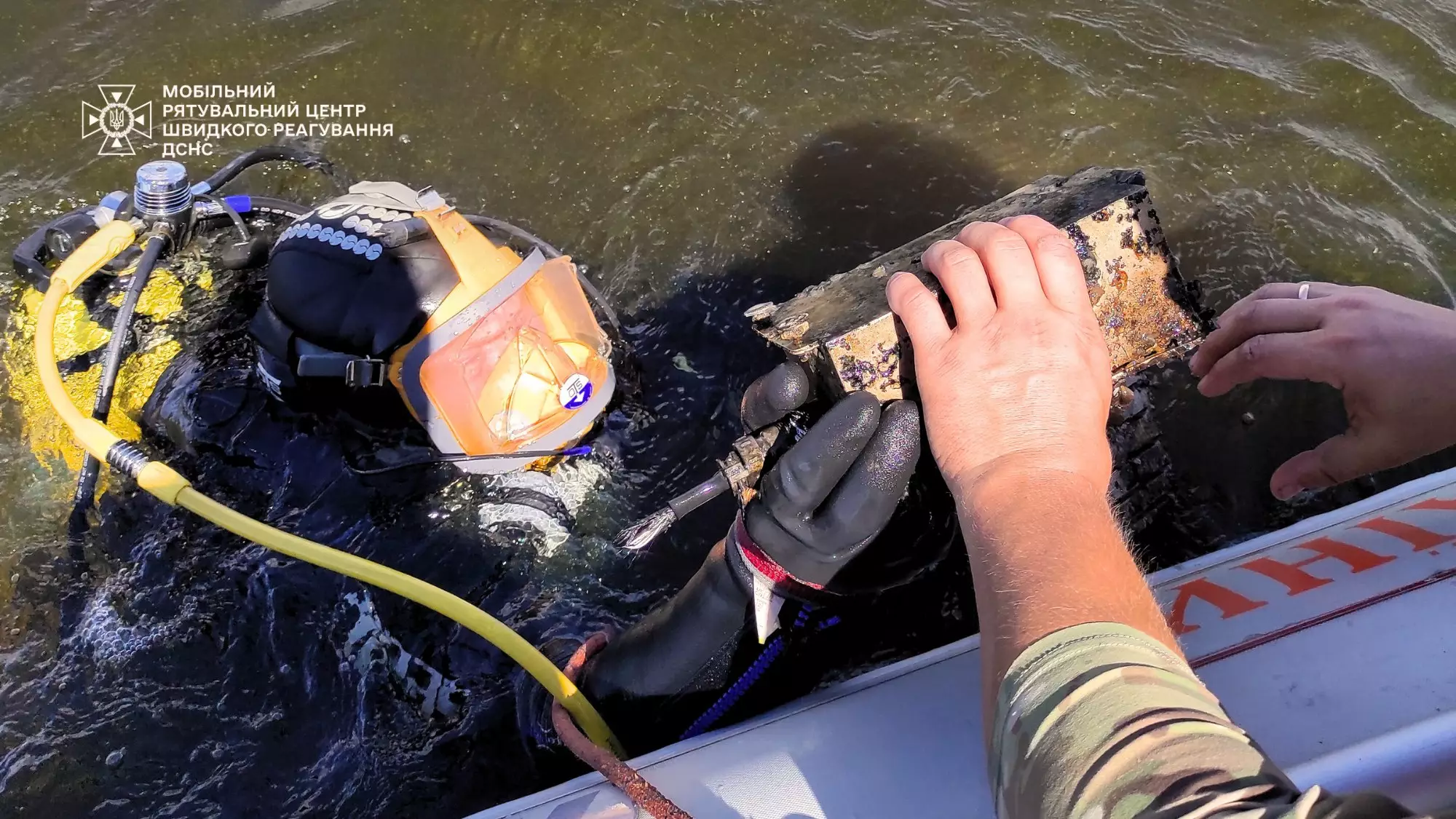 The divers and sappers neutralized russian drone fragments found in the Dnipro River Defense Express The State Emergency Service Found russian Shahed Drone in the Dnipro River in Kyiv (Photos)