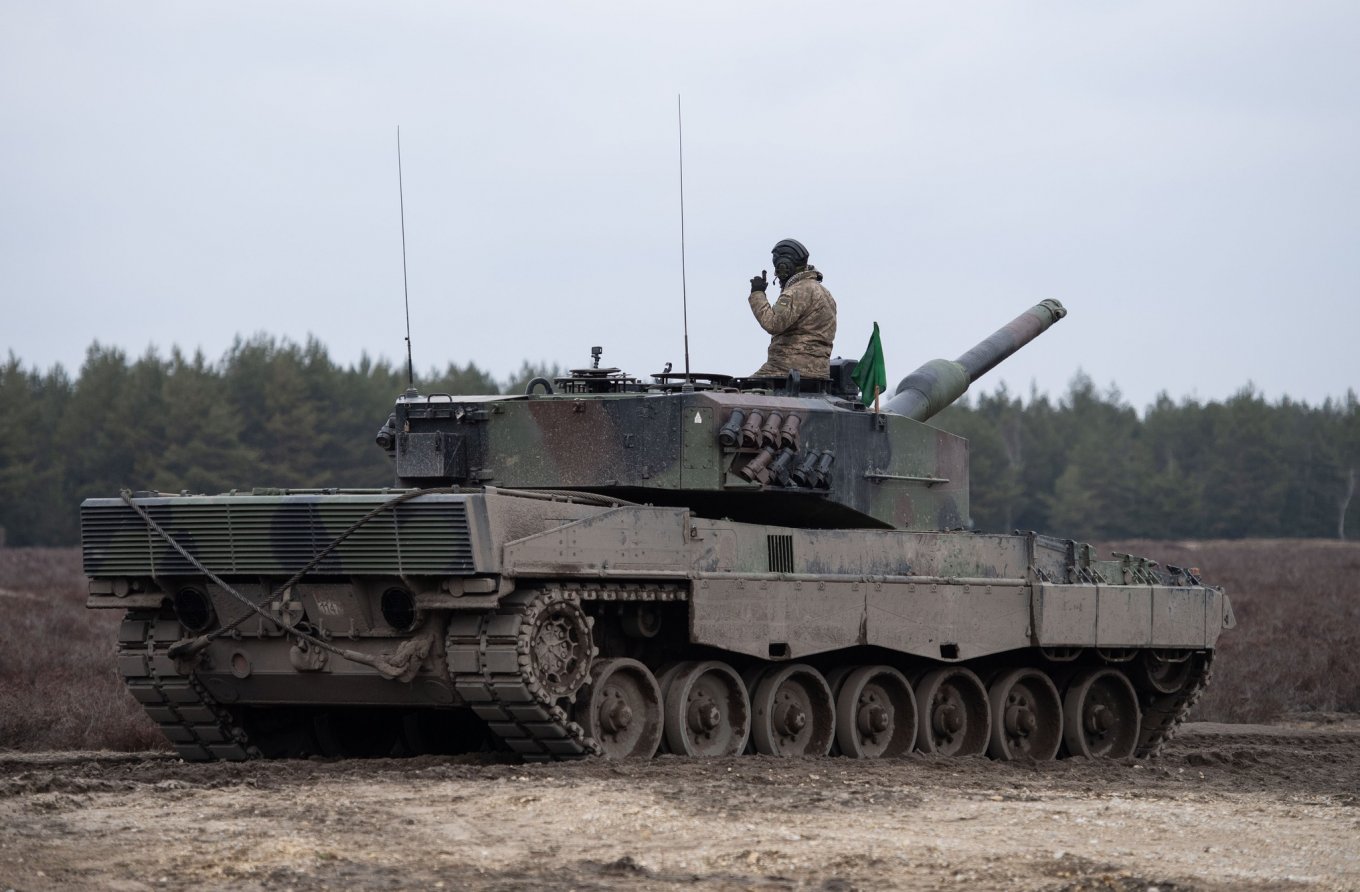 Canadians Published Photo How They Are Instructing Ukrainian Recruits in Leopard Tanks, Defense Express