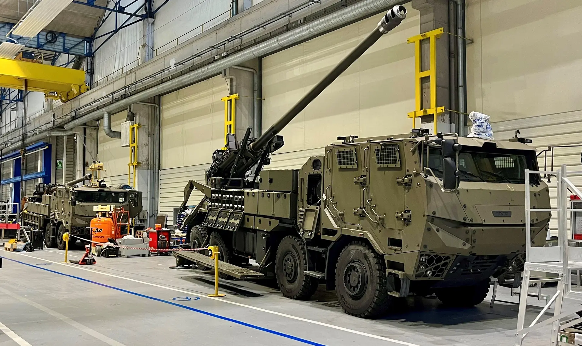 Defense Express / Ukraine’s 19 CAESAR 8x8 Howitzers Fired 40,000 Rounds in Two Years — Impressive or Concerning?
