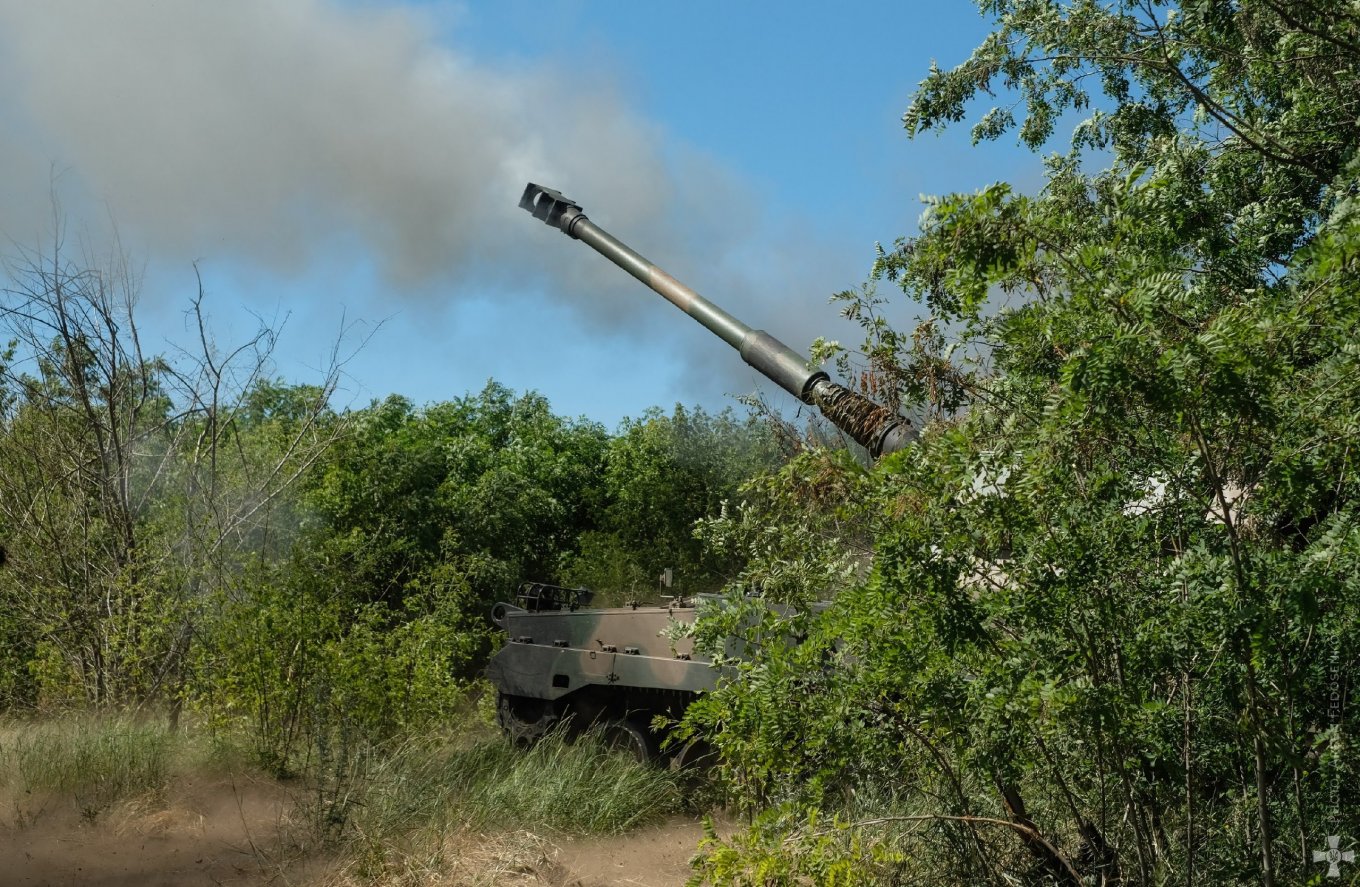 Ukrainian AHS Krab self-propelled artillery system firing on russian invaders, July 2022