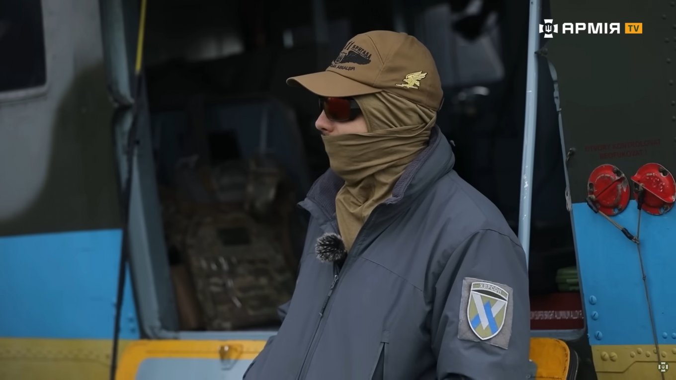 Ukrainian Mi-24V pilot Maksym / Defense Express / Ukrainian Mi-24V Crew on Repelling Assaults and Flying High-Risk Missions