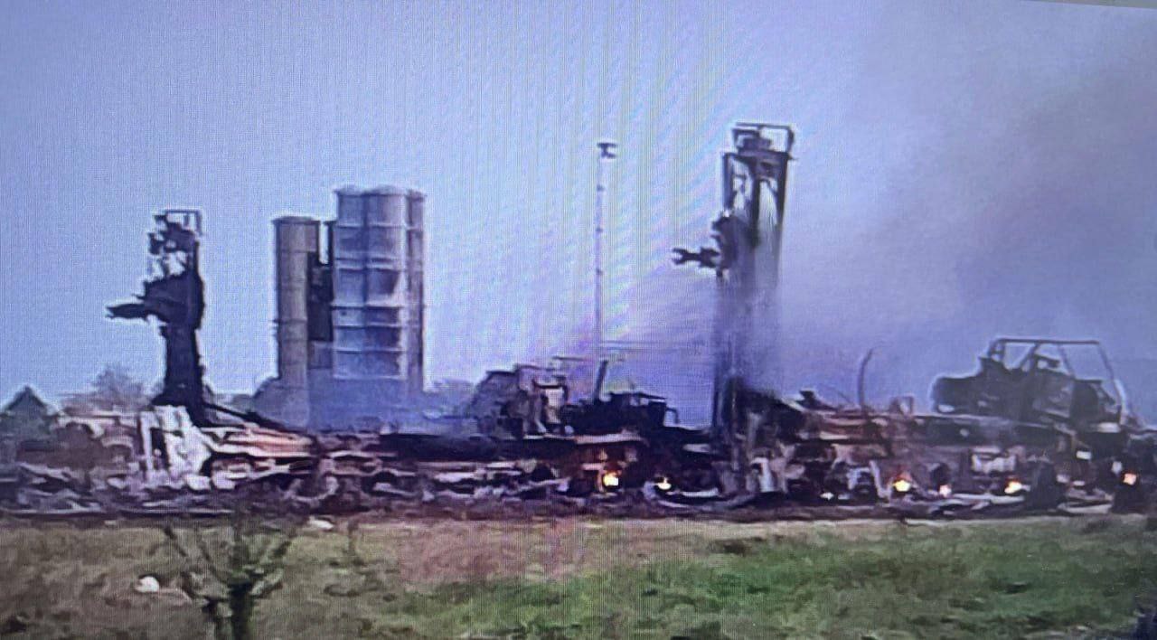 Illustrative photo: a russian S-400 destroyed in the Ukrainian missile strike on the Dzhankoi airfield on April 17th / Defense Express / ATACMS Strikes on Crimea Become Systematic: Targets are Air Defenses and Airfields