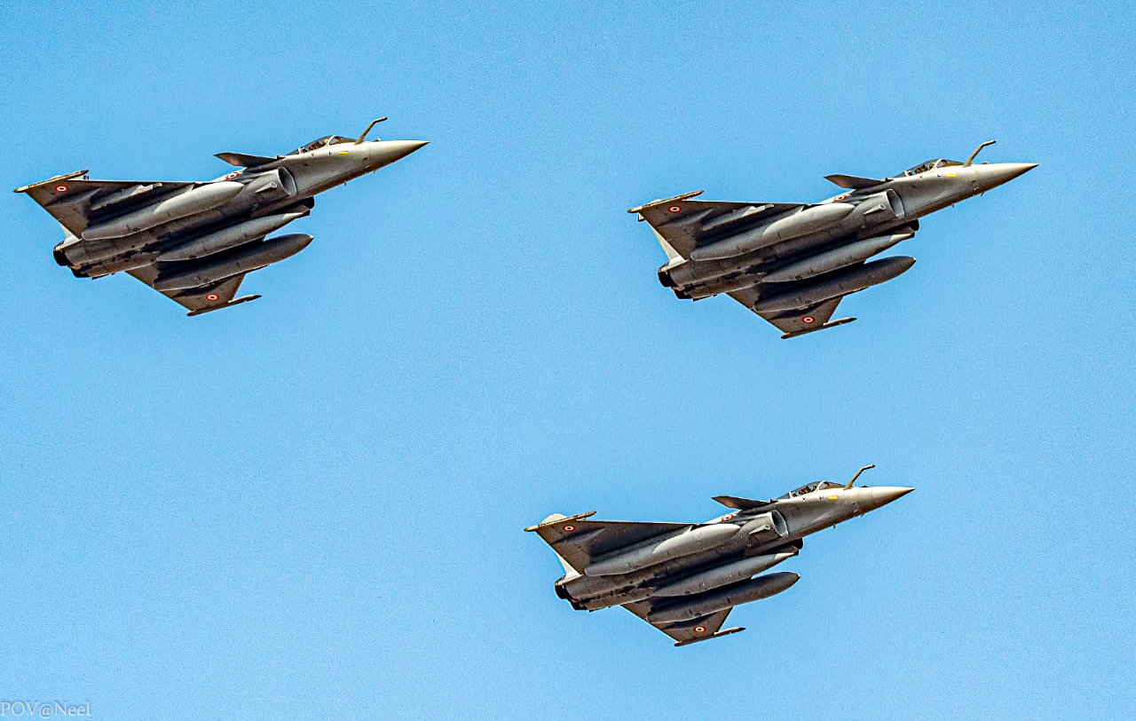 One of the Largest Fighter Jet Sales Deals in History May Fall Apart, What is russia Doing Here and Why Is It Positive for Ukraine, Rafale fighters of the Indian Air Force