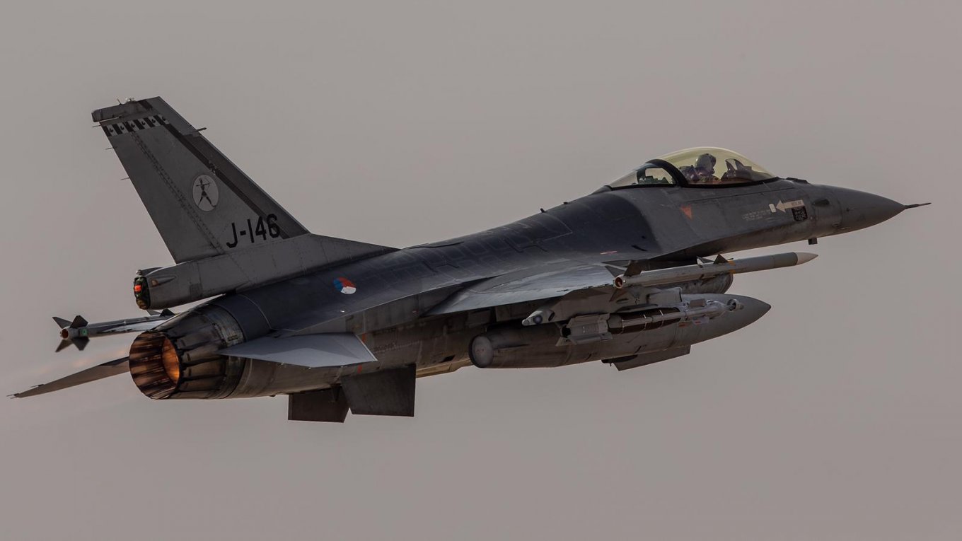 ECIPS/CJS smart pylon on an F-16, fitted with a bomb / Defense Express / Ukraine's New F-16s From the Netherlands: What's Different From Danish Version