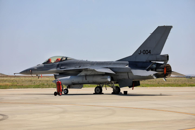 One of the F-16s allocated from the Netherlands for training Ukrainian pilots at the 86th Romanian air base / Defense Express / Romania's Dilemma: Too Many F-16s For Peacetime and Too Few For War