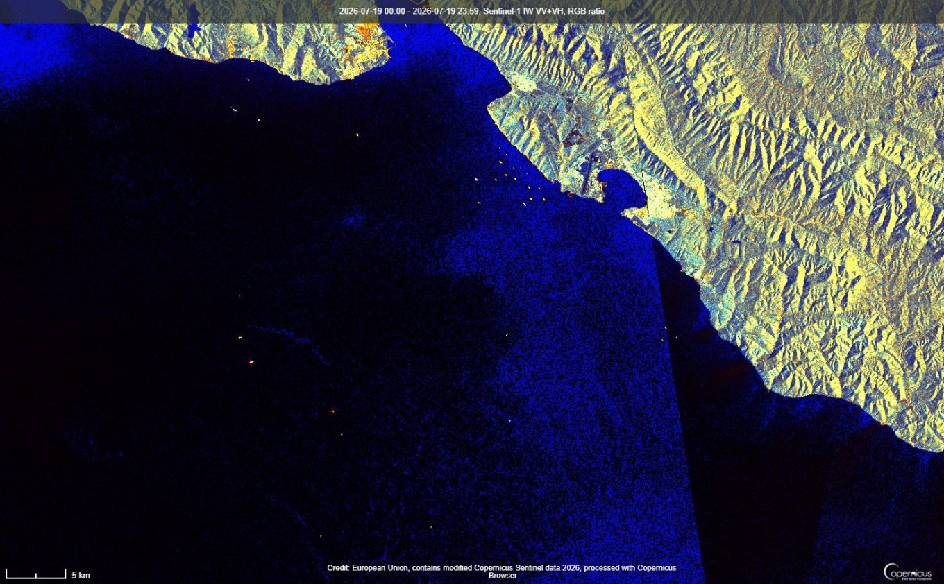 Satellite Images Show How Ukraine's Unmanned Systems Forces Drove russia's Shadow Fleet Out of the Kerch Strait, Defense Express