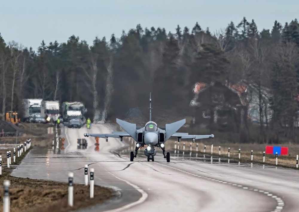 Gripen takes off a road base in field conditions / Photo credit: Tim Jansson, Saab
