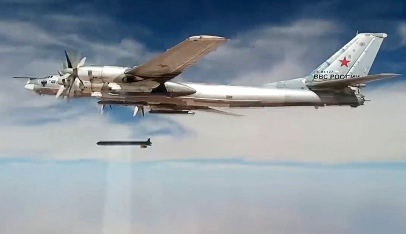 russia's  Tu-95ms strategic bomber launching a cruise missile, Defense Express
