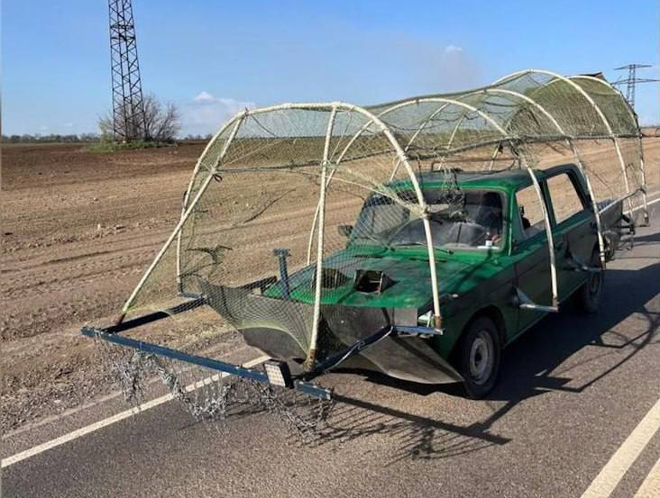 Another example of a civilian vehicle turned into a troop carrier with anti-drone rotection by russians / Defense Express / Civilian VAZ-1111 Car Transformed Into a Launcher For russian Molniya Drone