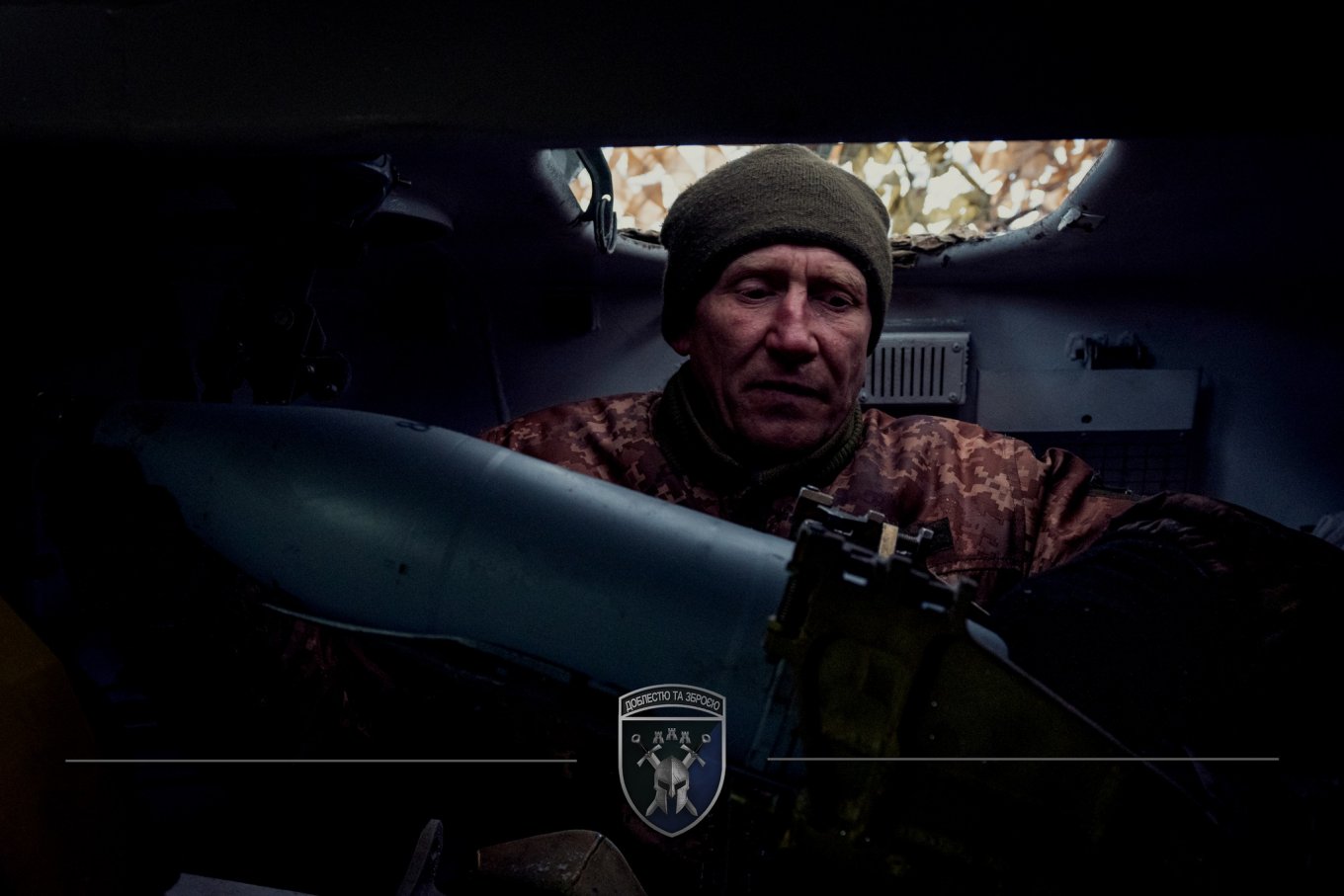 Illustrative photo: Ukrainian artilleryman feeds a howitzer with a 122mm shell / Defense Express / First 180K Czech Artillery Shells to Arrive in Ukraine This June Despite Revealing Cards to russia and the West's Mental Block