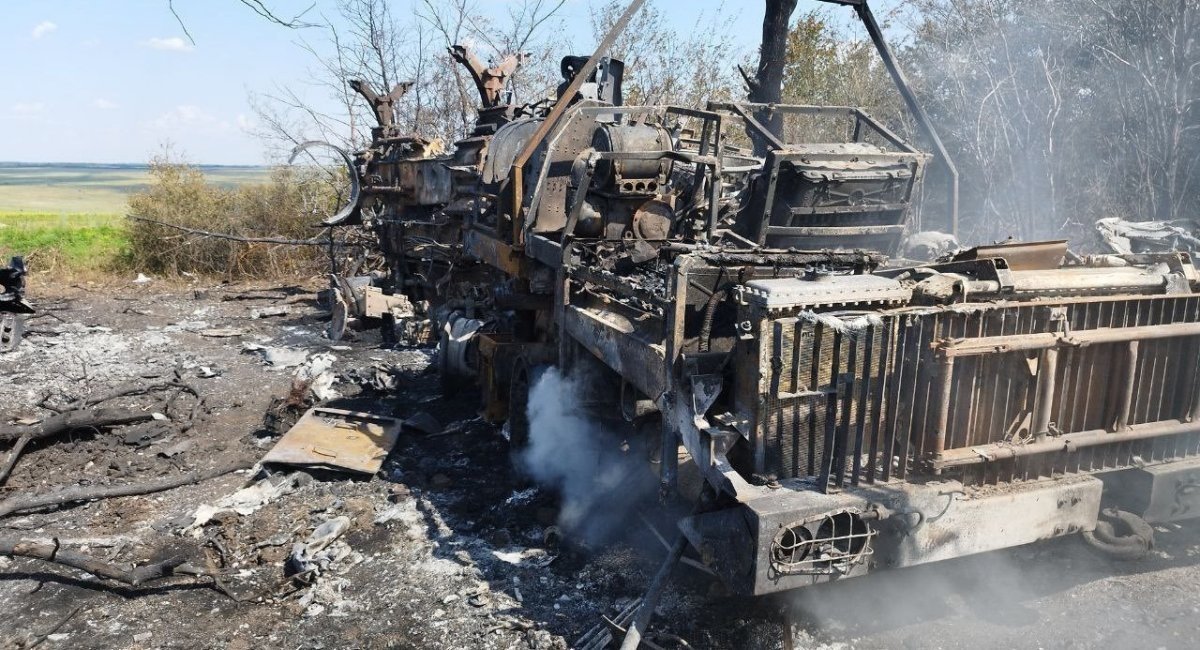 Remnants of the S-400 launcher destroyed an an unidentified location in Ukraine / Photo credits: @aloha9916 and Ukraine Weapons Tracker on Twitter
