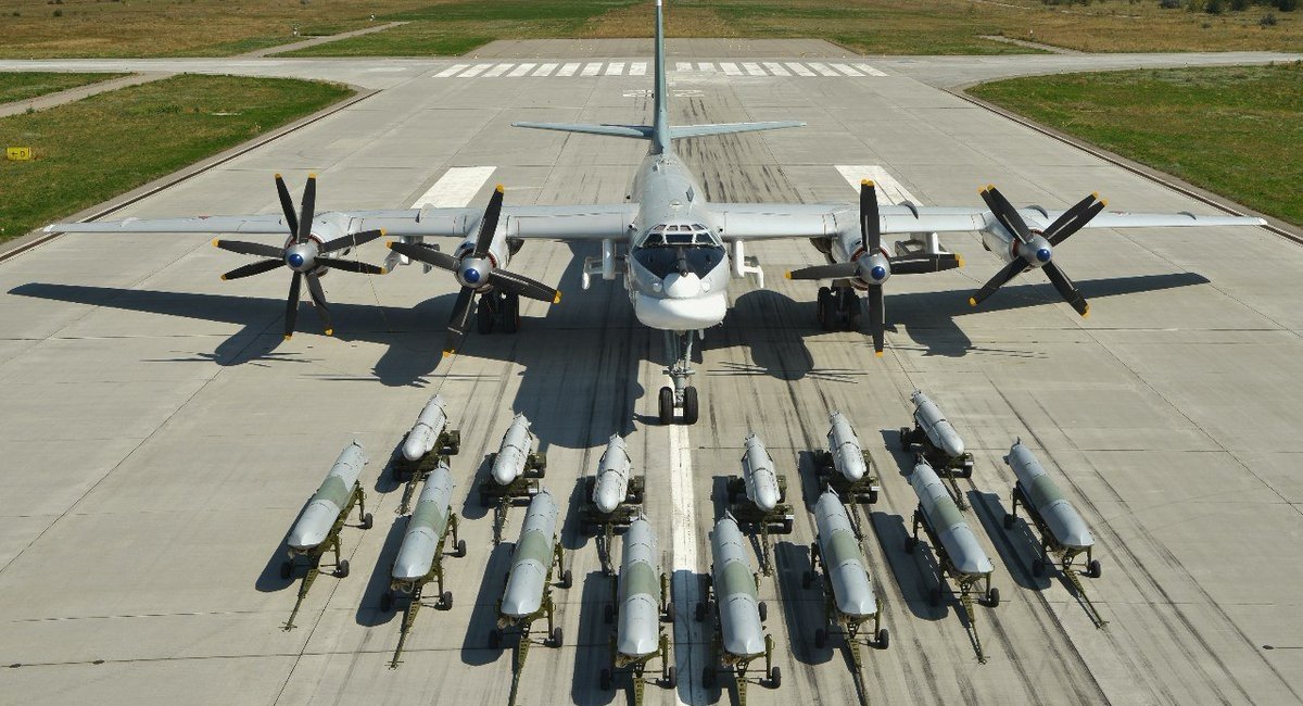 Kh-101 missiles beside a Tu-95MS bomber / Defense Express / Army of russia Expects to Receive 1,500 Tanks, 3,000 IFVs in 2024–2025 and Scale Up BMP-3 Production