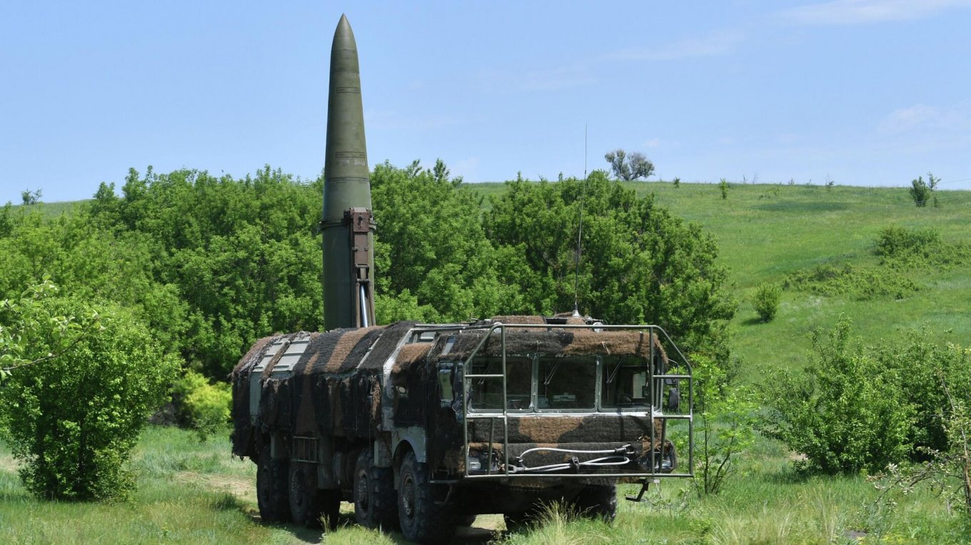Iskander-M missile system / Defense Express / Tactical Nuclear Drills in russia as Response to 