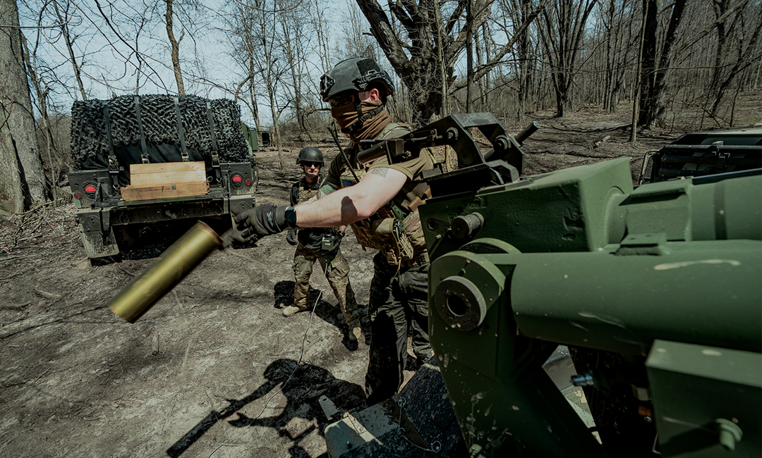 The 2-CT Hawkeye, presumably during tests or combat operations in Ukraine / Defense Express / Ukrainian Forces Test the 2-CT Hawkeye, Claimed the World's Most Lightweight Howitzer (Photo)