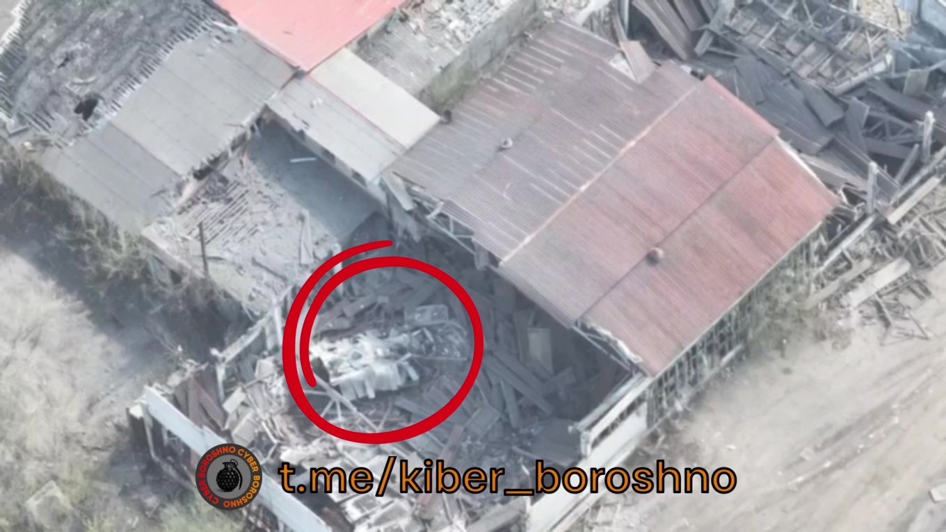 Aftermath of the strike on the hangar / Defense Express / OSINT Power: russian Overprotected T-72 Tank Located by Hints and Eliminated