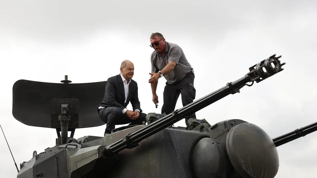 Chancellor Olaf Scholz in August 2022 on a Gepard anti-aircraft tank at the Krauss-Maffei Wegmann training ground, Morris MacMatzen, Sueddeutsche Zeitung, Getty, Defense Express