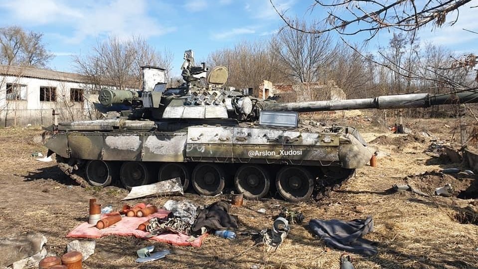 Tanks Overgrown With Weeds Being Taken From Storage In russia: How Long It Takes to Restore Them, Defense Express, war in Ukraine, Russian-Ukrainian war