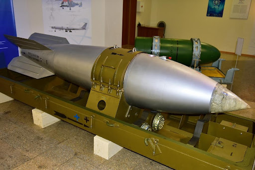 The original RN-24 nuclear bomb that is imitated by IAB-500 / Defense Express / What's the IAB-500 Nuclear Explosion Imitator that russia Uses for its Tactical Drills and How it Works