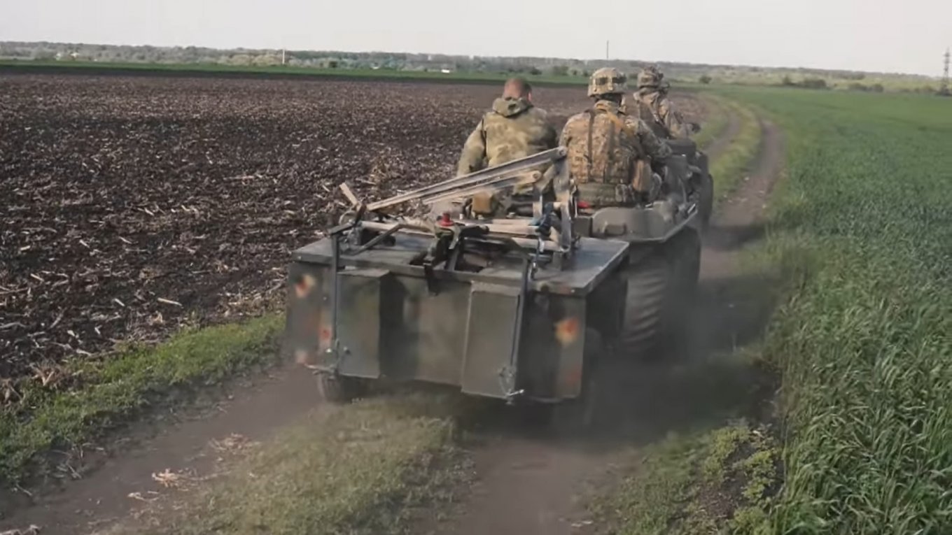 Ukrainian troops showed the use of amphibious buggies in conjunction with