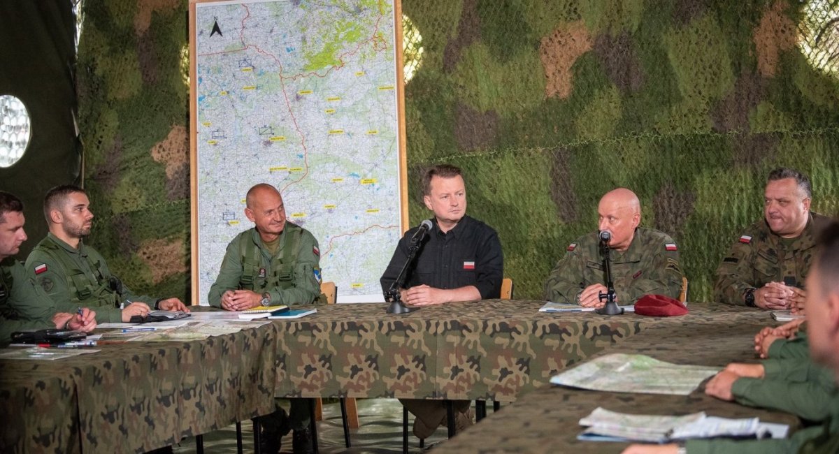 The press service of the Ministry of Defense of Poland released images from the meeting with personnel and command, highlighting the seriousness of the situation Defense Express Belarusian Military’s Training Exercises Raise Regional Tensions