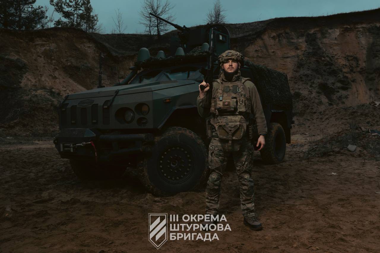 Ukrainian mobile fire air defense group serviceman next to a Novator APC / Defense Express / Ukrainian Mobile Air Defense Groups Hunt Down Aerial Threats With Novator Armored Vehicles (Photos)