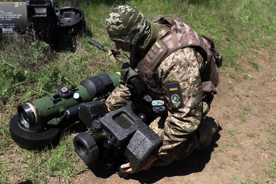 Defense Express / FGM-148 Javelin anti-tank missile system in the hands of a Ukrainian soldier / Ukraine’s General Staff Operational Report: russians Train Troops for Reinforements