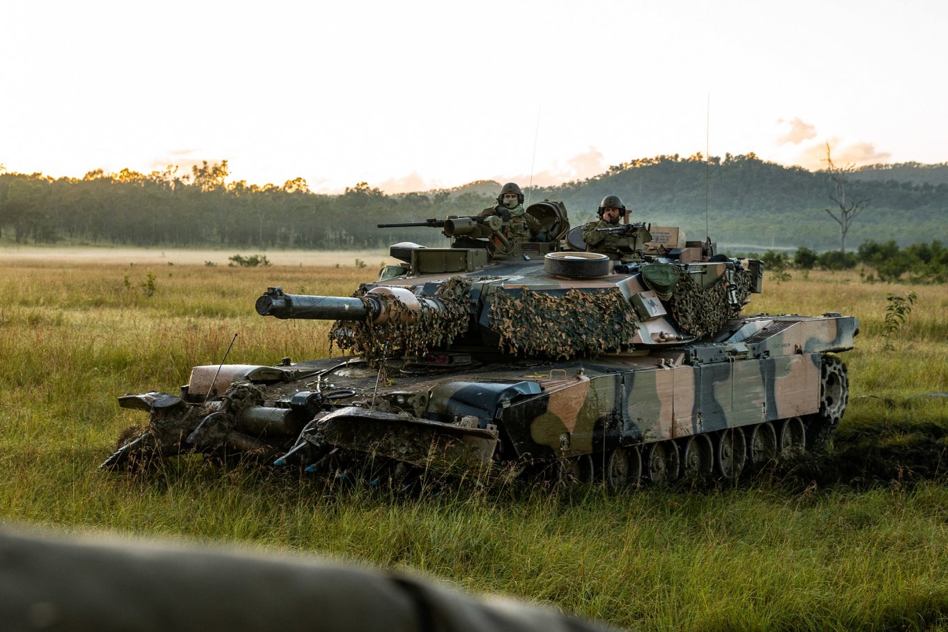 M1A1 Abrams with an anti-mine plow of the Australian Defence Force / News Hub / Officially: Ukraine Wil Get 49 M1 Abrams Tanks From Australia