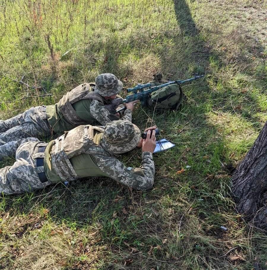 Illustrative photo: a sniper and a spotter at training / Defense Express / American Barrett Gun Plus Ukrainian Archer Sight: Equipment of a Sniper