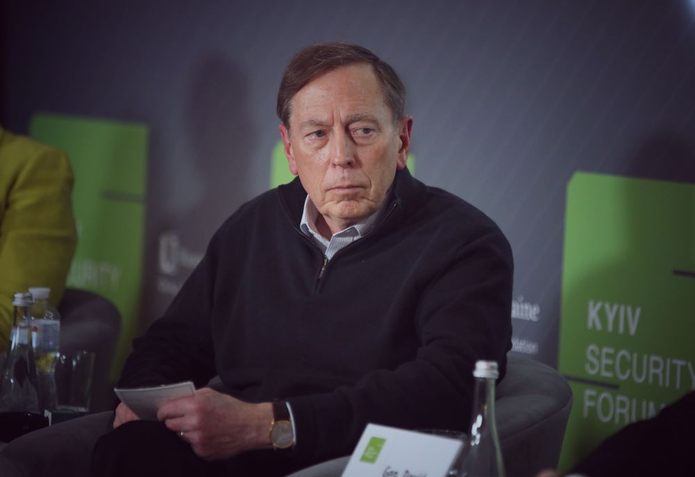 General Petraeus Hails Ukraine’s Achievements Amidst Challenging Circumstances