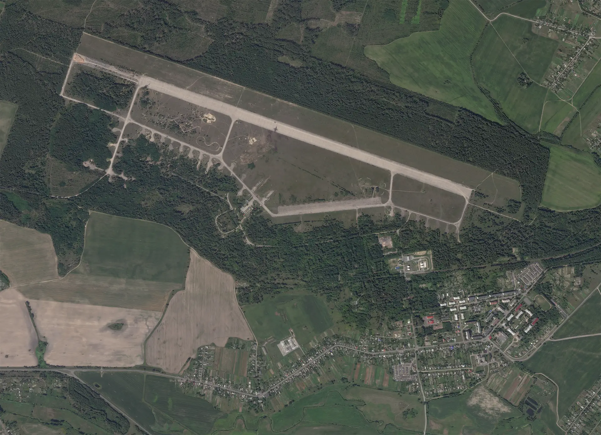 Belarusian Zyabrovka Airfield Got Stuck By Partisans (Satellite Photos), Defense Express, war in Ukraine, Russian-Ukrainian war